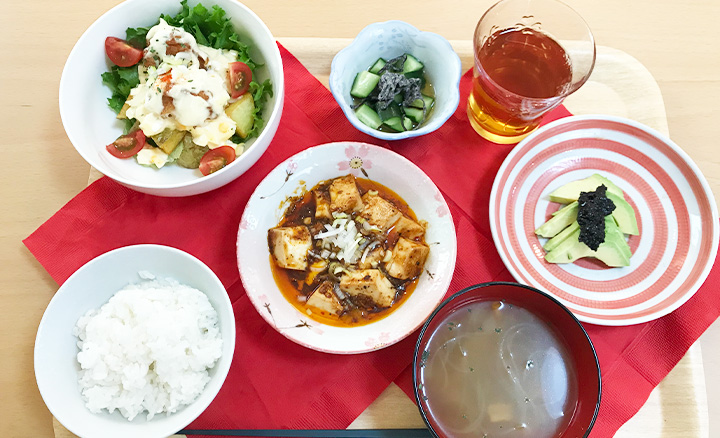 職員による手作での食事提供
